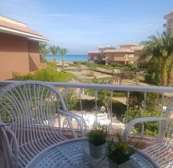 اتاق لوکس با بالکن و چشم‌انداز دریا, Vila Maia Hurghada