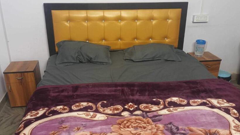 トリプルクラシックルーム, Oyo Flagship Darbar Guest House