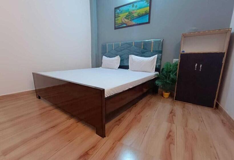 トリプルクラシックルーム, Oyo Flagship Darbar Guest House