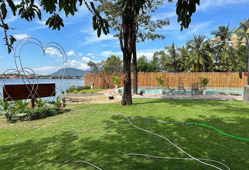 اتاق لوکس با چشم‌انداز دریا, Sea Sand Resort
