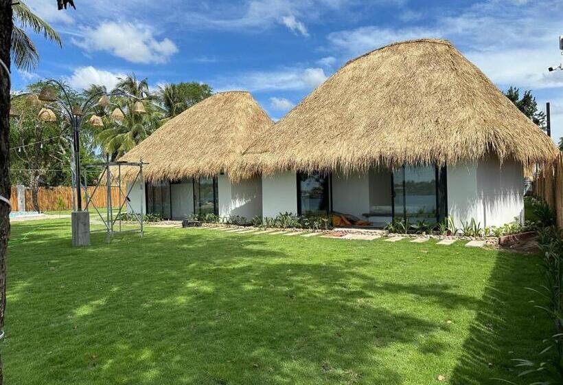 اتاق لوکس با چشم‌انداز دریا, Sea Sand Resort