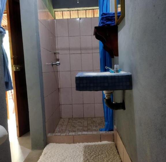 غرفة قياسية ثلاثية, Hostal Xilotl