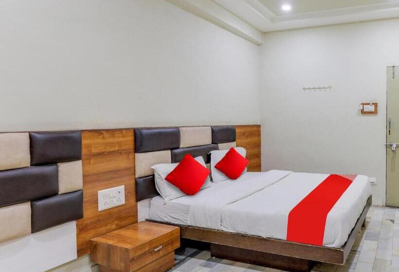 اتاق کلاسیک سه تخته, Oyo Hotel Asopalav