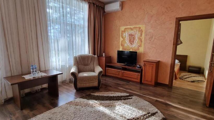 Suite with lake view, готельно ресторанний комплекс три бобри