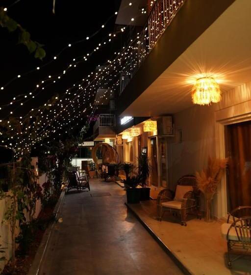 اتاق خانوادگی, Lara Boutique