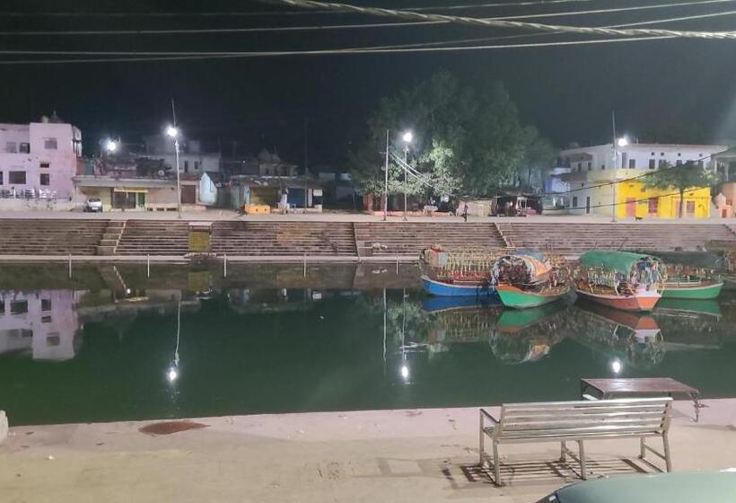 Номер Стандарт, Ram Ghat Inn  In Front Of Mandakini River