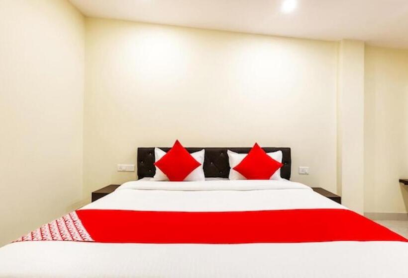 Quarto Economy, Ram Ghat Inn  In Front Of Mandakini River