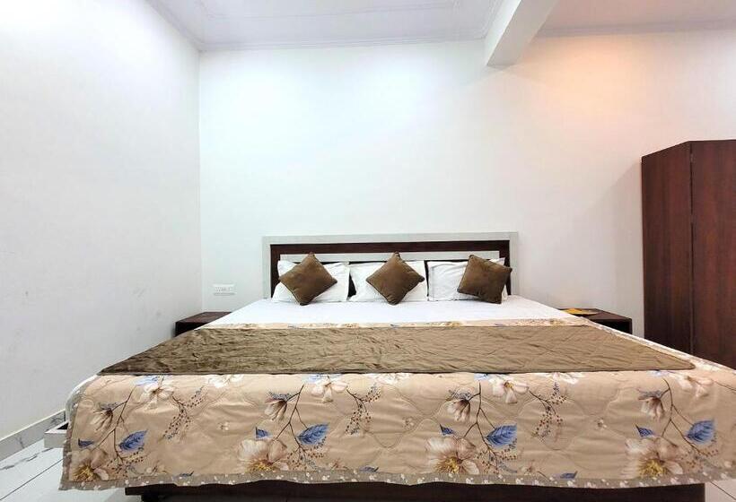 Quarto Familiar, Ram Ghat Inn  In Front Of Mandakini River