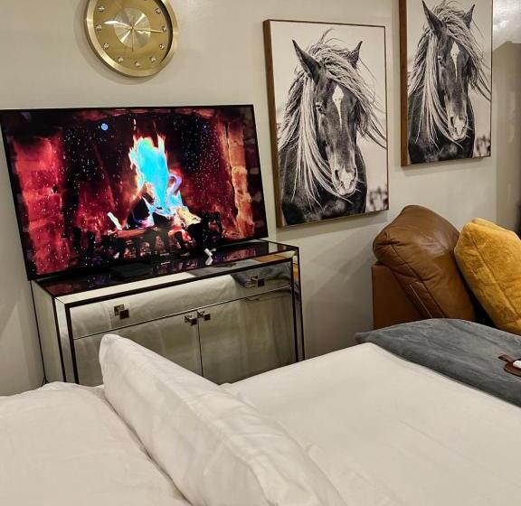 스탠다드 스튜디오, Welcoming Private Suite With French Touches