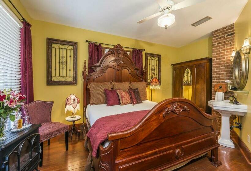 带大床的豪华间, Carriage Way Inn Bed & Breakfast Adults Only   21 Years Old And Up