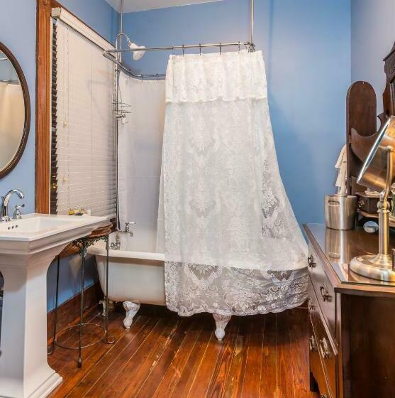 带大床的标准间, Carriage Way Inn Bed & Breakfast Adults Only   21 Years Old And Up