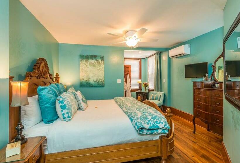 带大床的豪华间, Carriage Way Inn Bed & Breakfast Adults Only   21 Years Old And Up