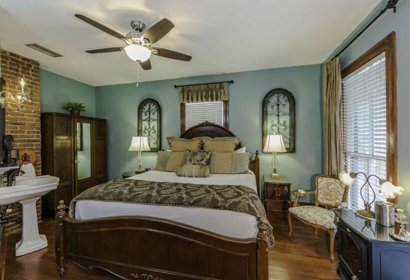 带大床的豪华间, Carriage Way Inn Bed & Breakfast Adults Only   21 Years Old And Up