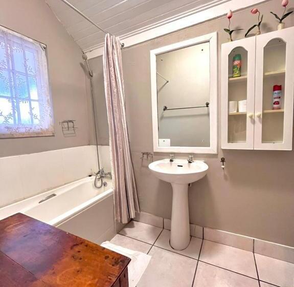 Номер Стандарт, Kardinal Guest House