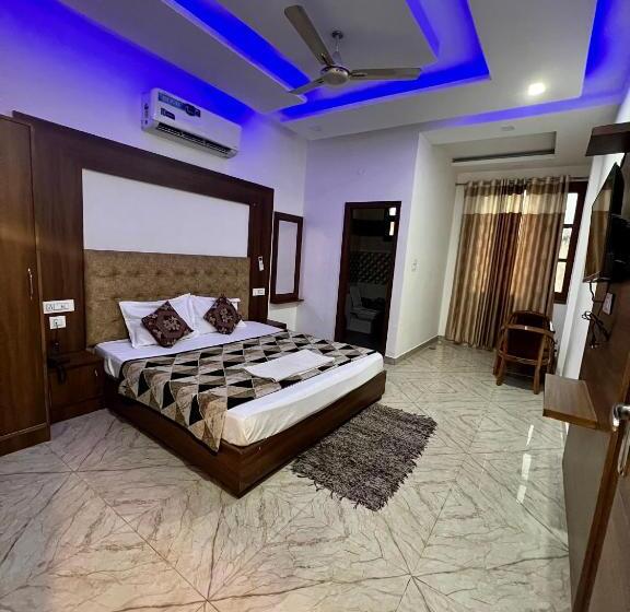 Номер Economy, The Crown , Top Rated & Most Awarded Property In Chandigarh, Zirakpur & Tricity