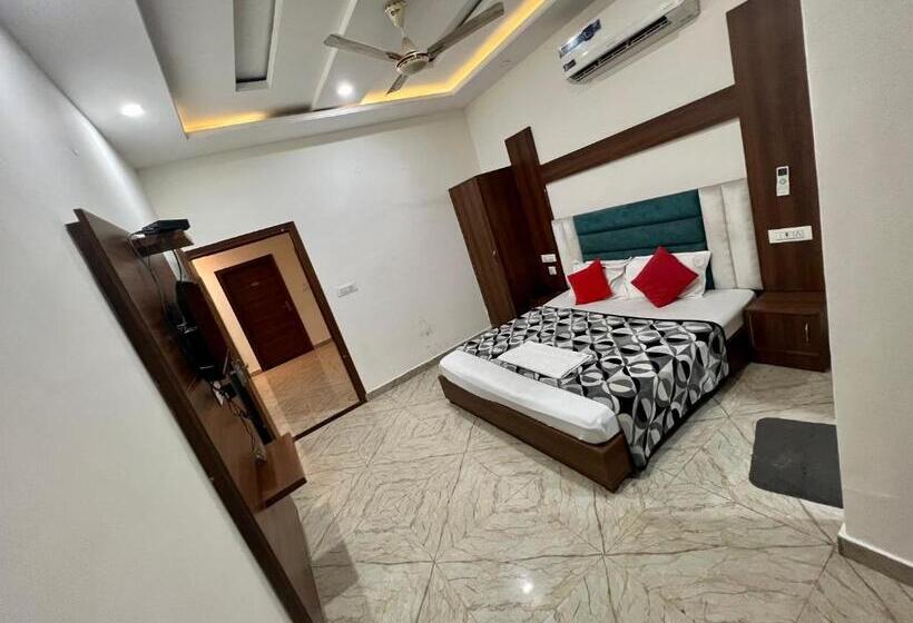 Номер Economy, The Crown , Top Rated & Most Awarded Property In Chandigarh, Zirakpur & Tricity