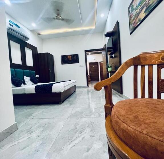 Номер Economy, The Crown , Top Rated & Most Awarded Property In Chandigarh, Zirakpur & Tricity