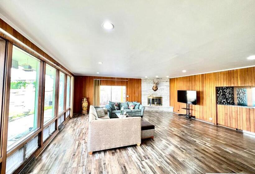 اتاق لوکس با تخت بزرگ, Pill Hill Mansion