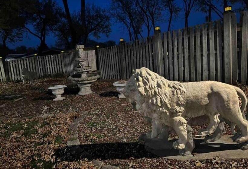 سوئیت با تخت بزرگ, Pill Hill Mansion