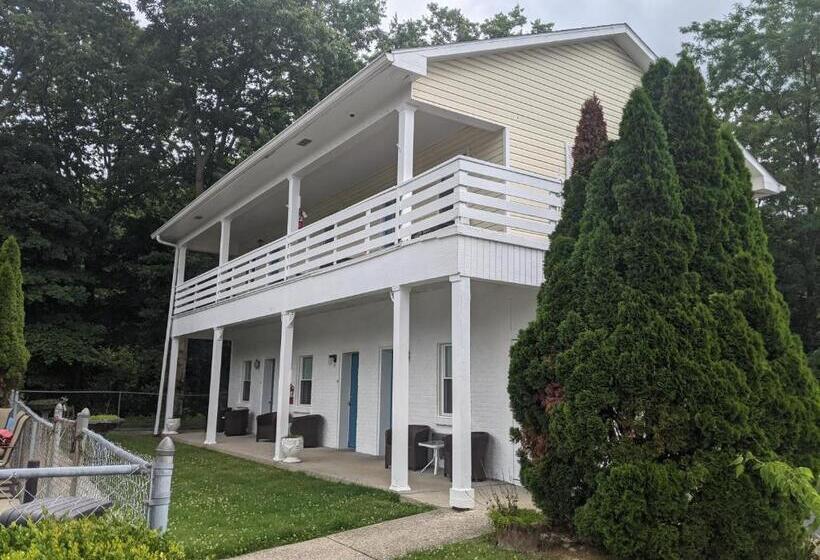 プールビュースタンダードルーム, Riverboat Inn & Suites