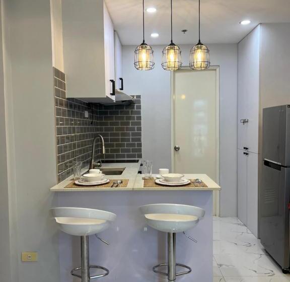 带1个卧室的公寓, Chic, Modern , Minimalist Design At The Loop Condo Tower