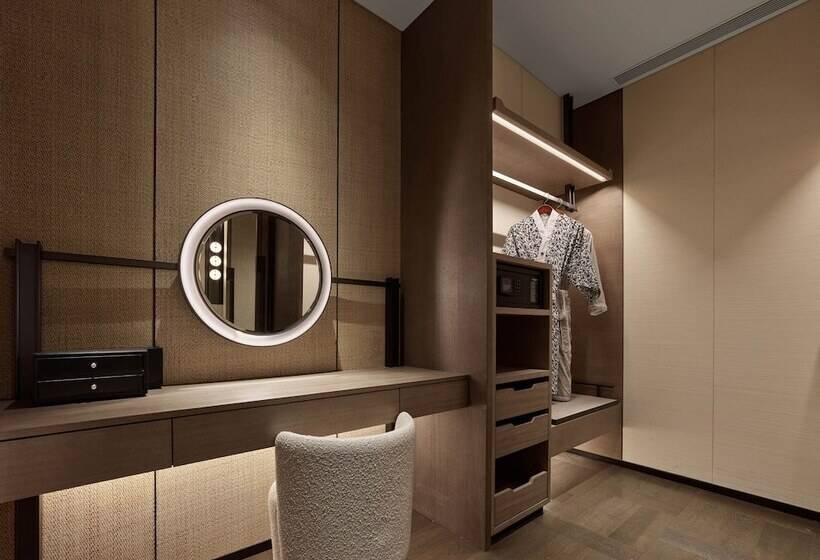 Superior room with lake view, Banyan Tree Dongguan Songshan Lake