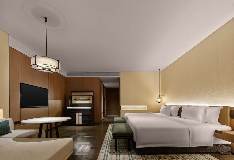 Superior room with lake view, Banyan Tree Dongguan Songshan Lake