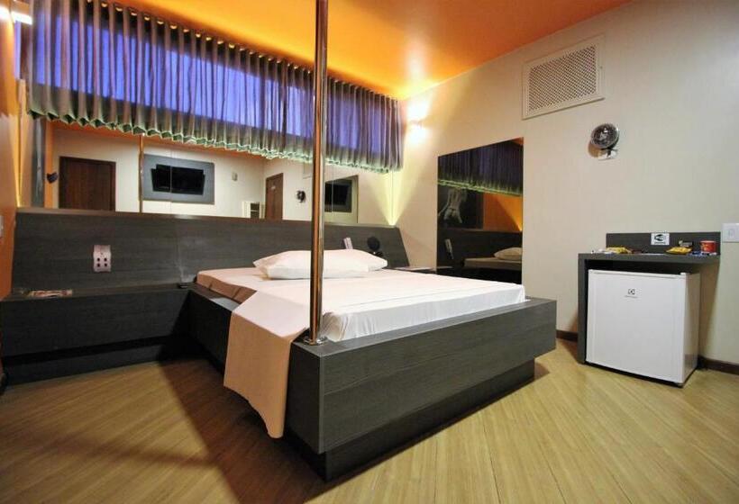 자쿠지 스위트, Status Motel