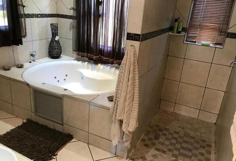 Люкс Deluxe Кровать Кинг, Amani Boutique Hotel And Conference Centre