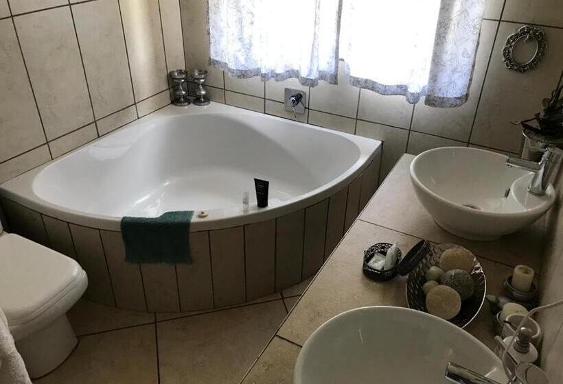 Люкс Deluxe Кровать Кинг, Amani Boutique Hotel And Conference Centre