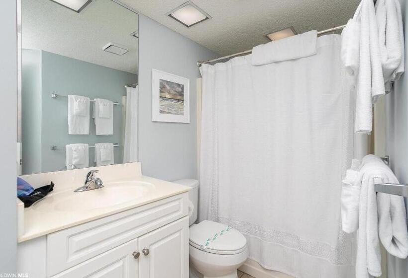 דירת חדר נוף לים, Windward Pointe   404   Amazing Views Huge Balcony 3 Bed