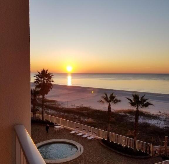 דירת חדר נוף לים, Windward Pointe   404   Amazing Views Huge Balcony 3 Bed