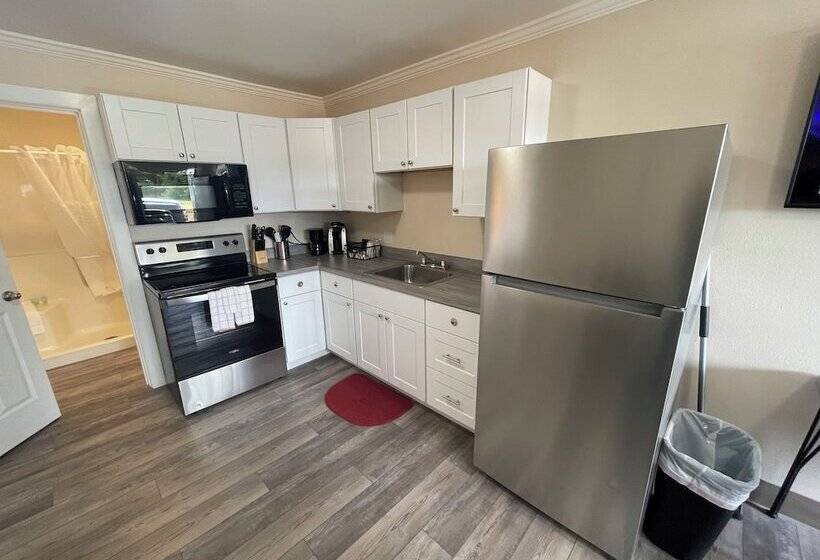 Люкс Семейный 2 Спальни, Coastal Inn And Suites