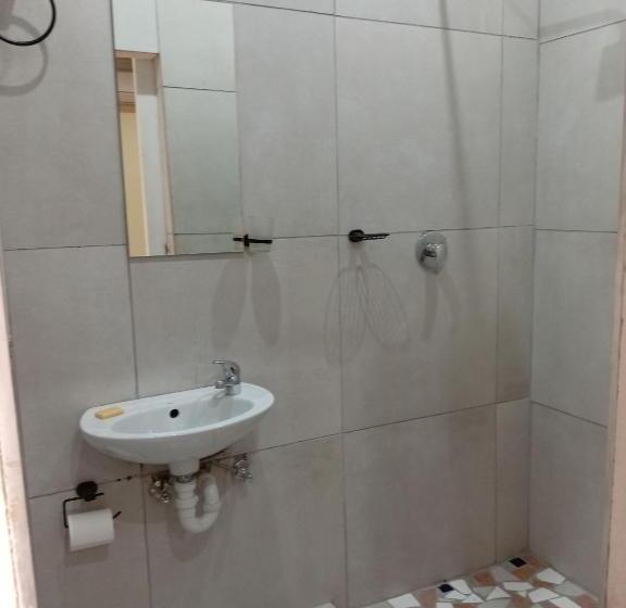 Quarto Deluxe, Beyond New House