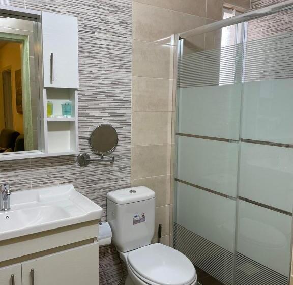 اتاق استاندارد سه نفره, Classy Hostel