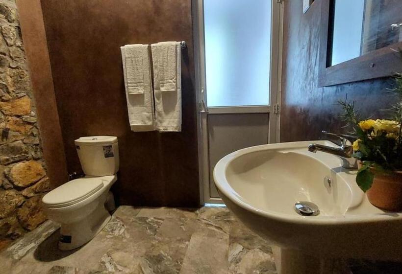 اتاق استاندارد با چشم‌انداز کوهستان, Rock N Fall Nature Resort