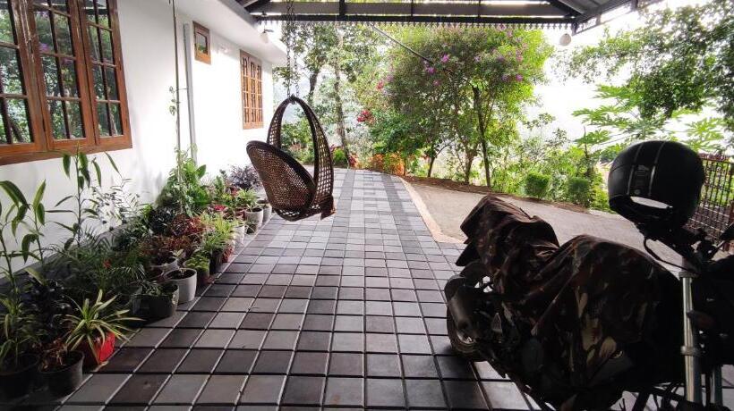 Номер Стандарт, Koonamparayil Home Stay Munnar Anaviratty Family Only