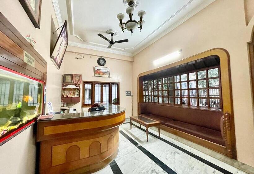 Номер Economy, Shivam ! Varanasi होटल शिवम హోటల్ శివం ஹோட்டல் சிவம் Forɘigner S Choice ! Fully Air Conditioned Hote