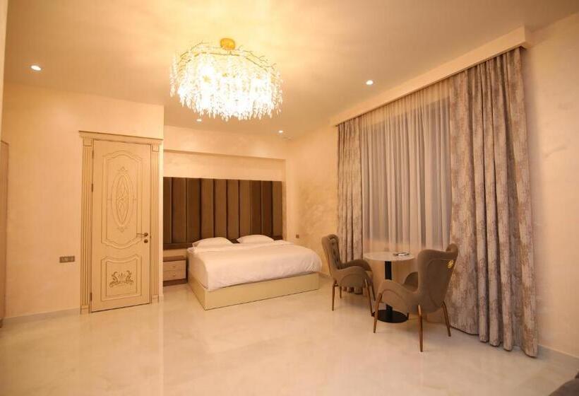 اتاق سوپریور با تخت بزرگ, Louvre Home