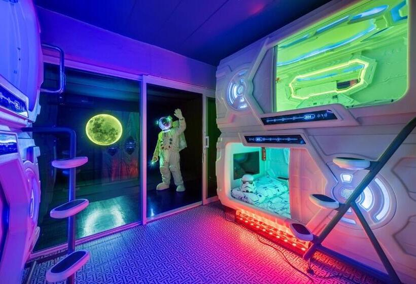 浴室共有スタンダード４人用ルーム, Space Station Hostel