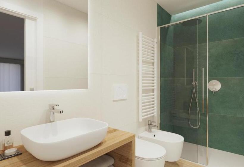 Трехместный Номер Стандарт с Балконом, Chic & Charme Luxury Rooms