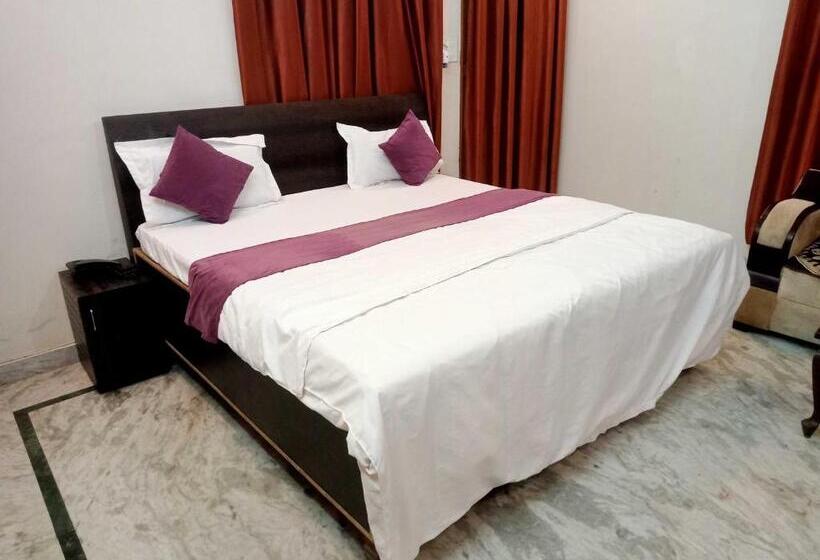 Трехместный Номер Классика, Oyo Flagship Hotel Sk Grand
