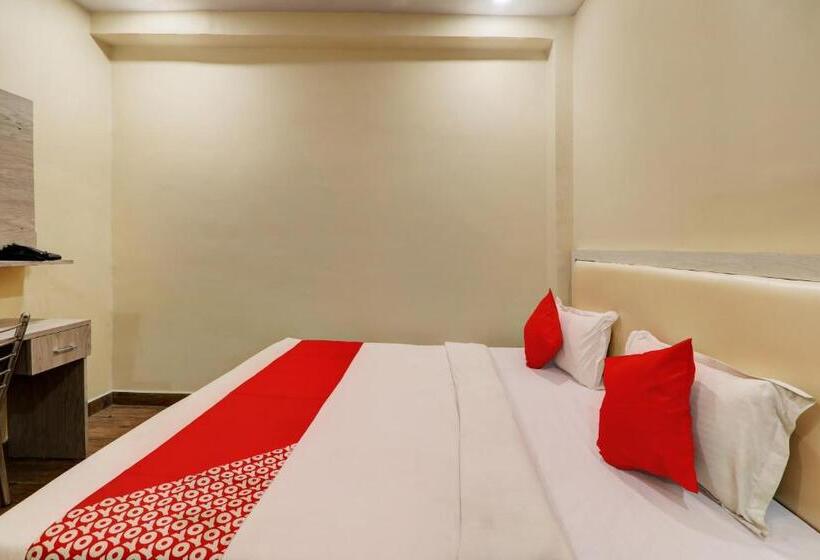 اتاق کلاسیک سه تخته, Oyo Flagship Royal Guest House