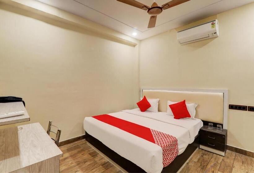 اتاق کلاسیک سه تخته, Oyo Flagship Royal Guest House