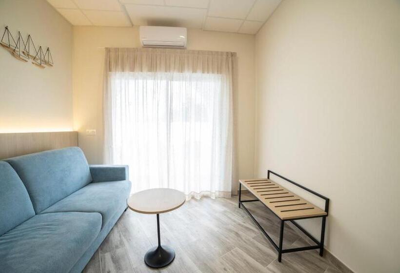 اتاق لوکس چهار تخته, Hostal Altea Karma