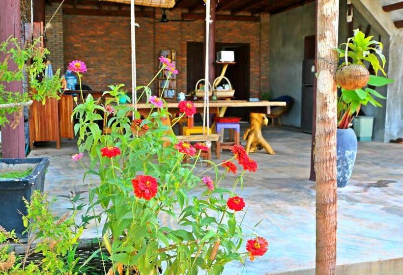 Четырехместный Номер Стандарт с Балконом, Urban Farmhouse