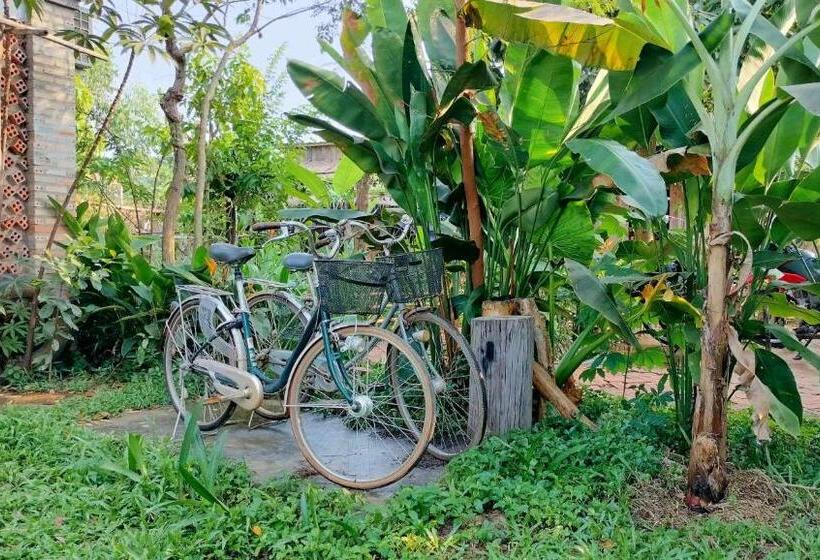 Четырехместный Номер Стандарт с Балконом, Urban Farmhouse