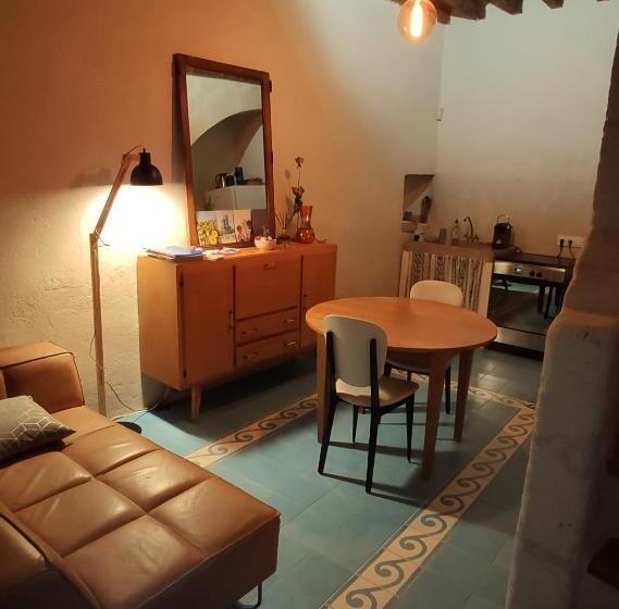 ویلای سوپریور 1 خوابه, At Home In Arles