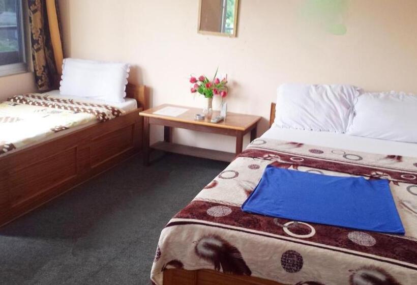 اتاق سوپریور سه تخته, Nikunj Safari Guest House Sauraha  A Place Where You Can Book Jungle Wildlife Safari