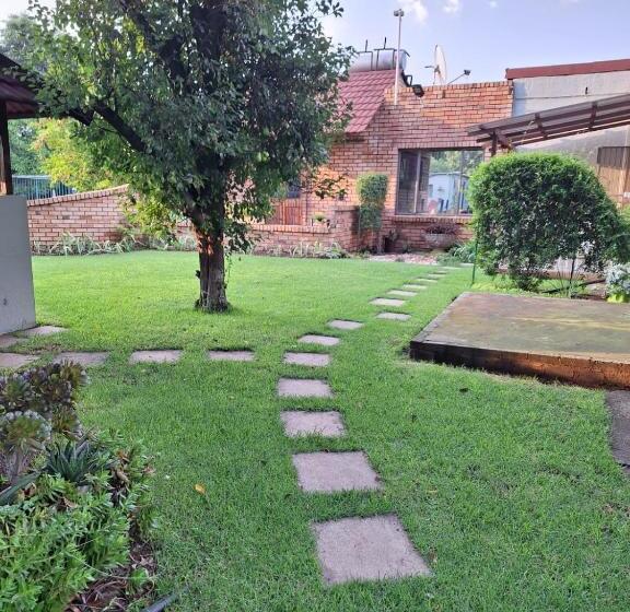 اتاق استاندارد با چشم‌انداز باغ, Woodpecker Bachelor Cottage